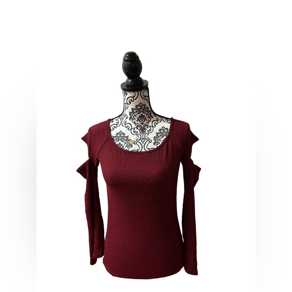 ✨Red haute cold shoulder top✨